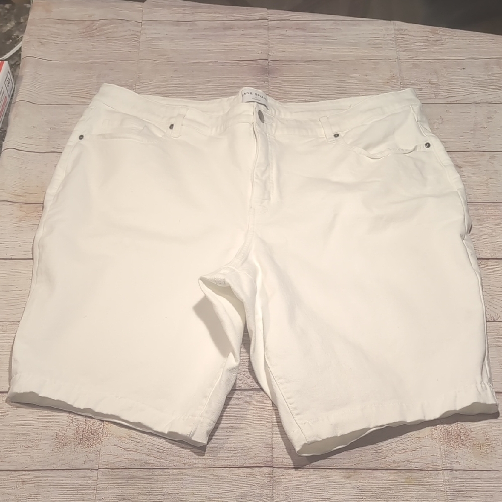 Lane Bryant Women's White Denim Mid Rise Boyfriend Capri Bermuda Size 24